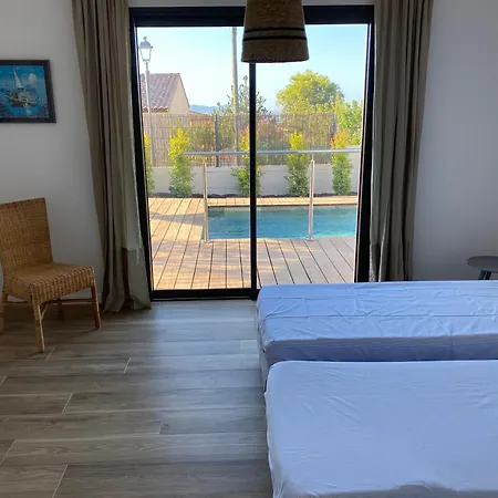 à Avec Piscine Villa
